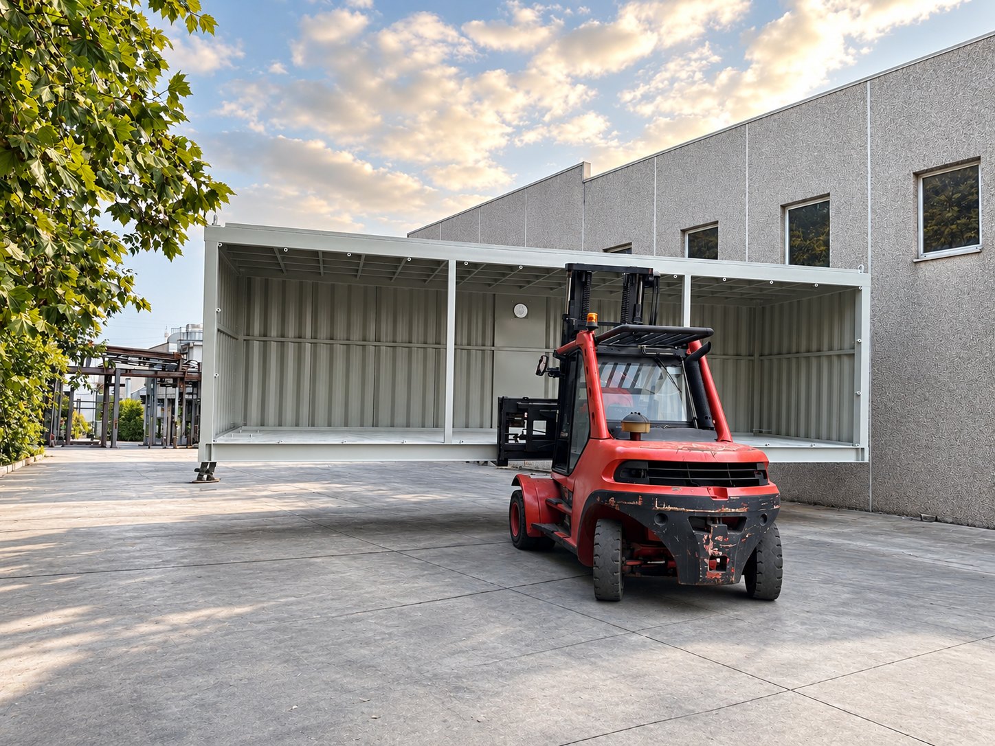 Carrello elevatore e container verniciato nel piazzale COMMI a Osio Sopra